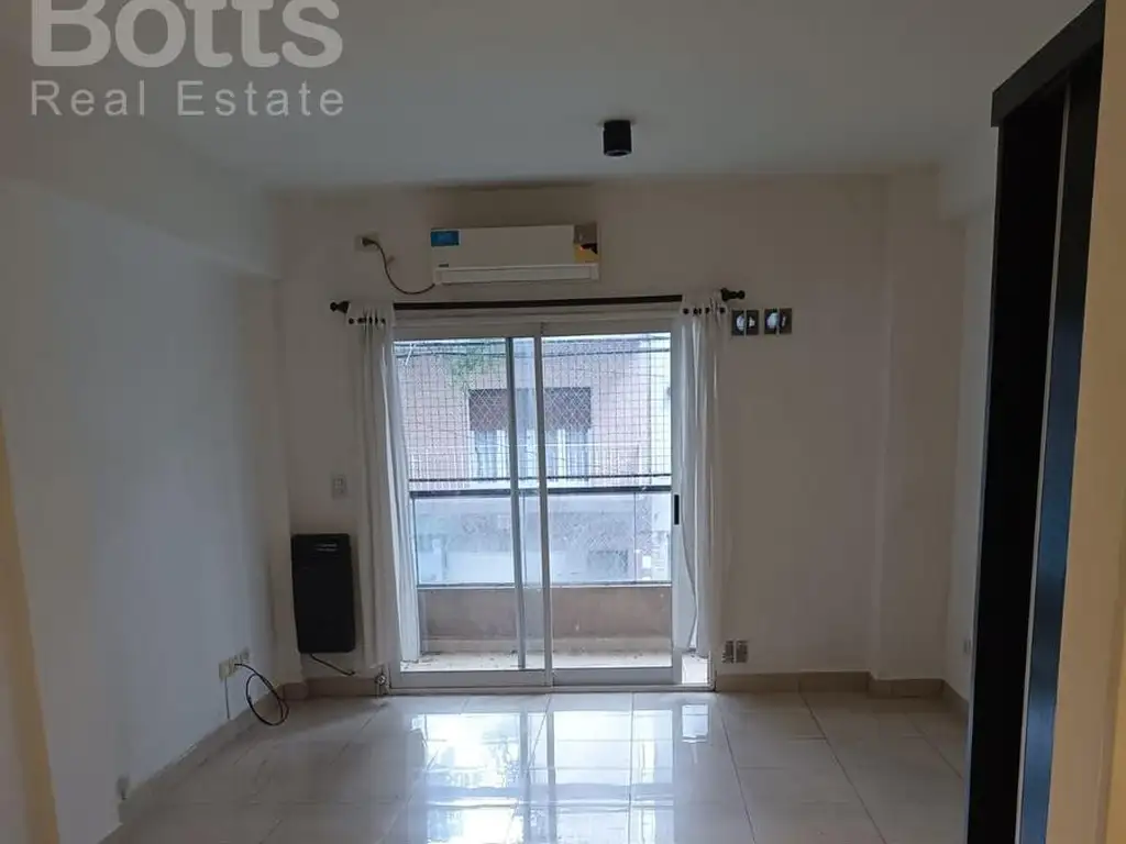 Studio com varanda para a rua