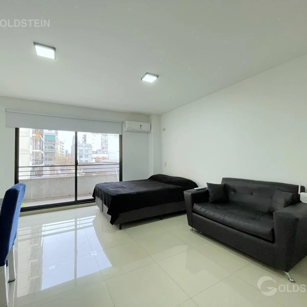 Estudio amoblado con balcón