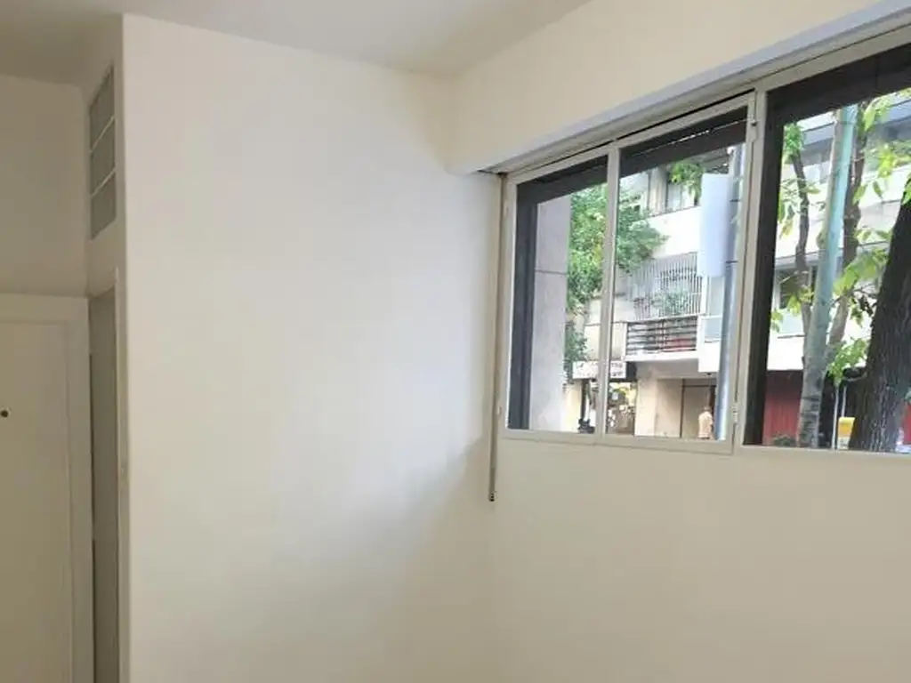 2 ambientes al frente con patio