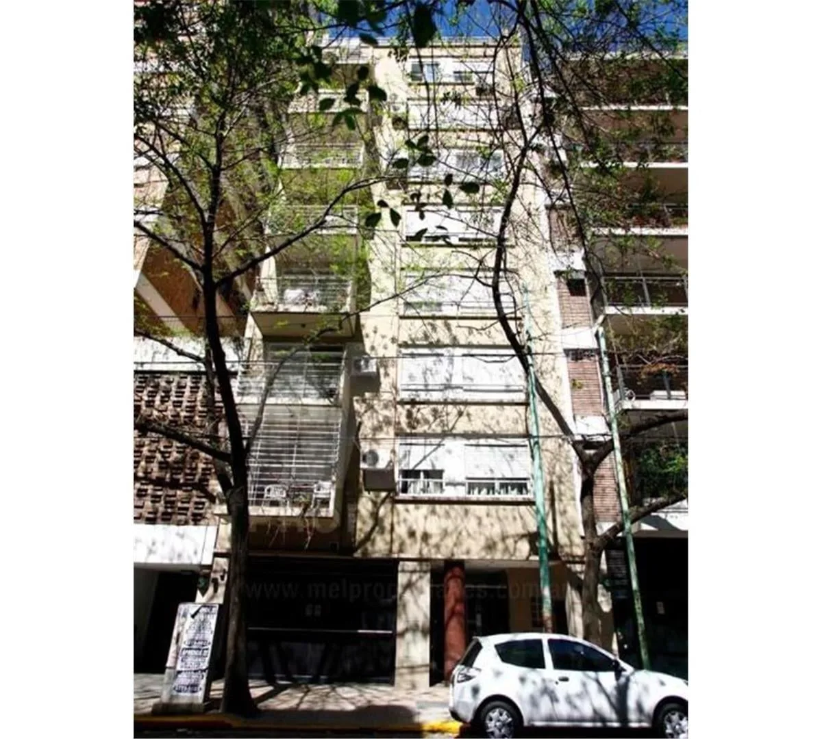 Monoambiente con patio y balcón
