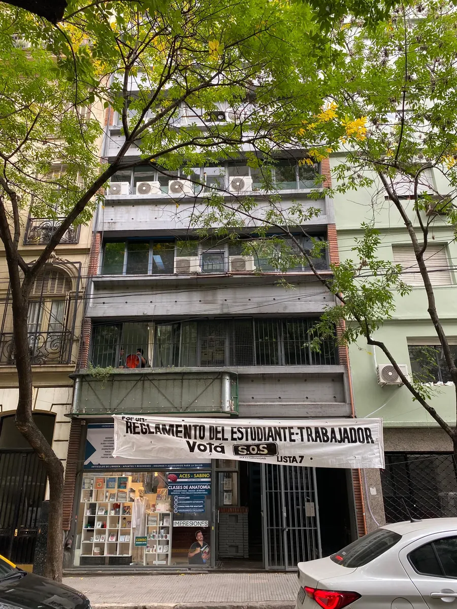 Excelente Monoambiente Al Fente Con Balcón, Muy Luminoso. A Metros De Facultad De Medicina