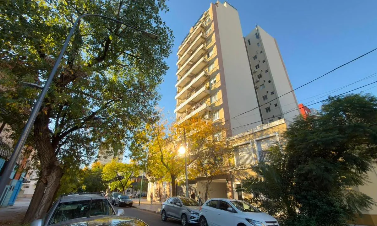 Departamento 4° piso con balcón