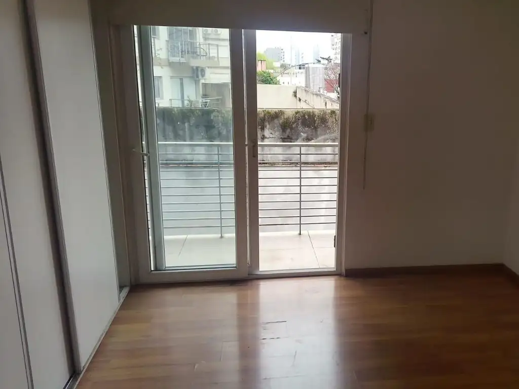 Monoambiente con balcón y cochera