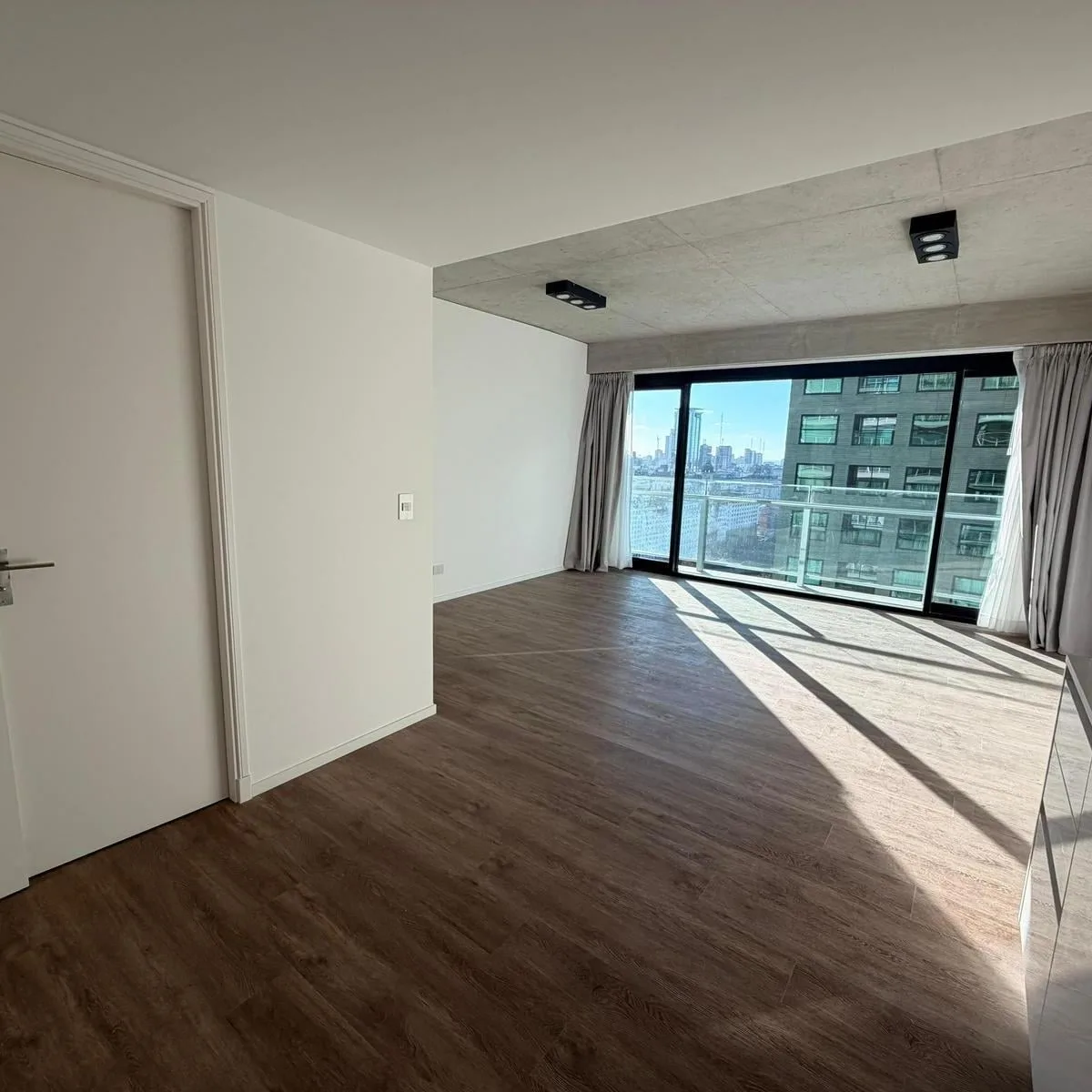Monoambiente con balcón y cochera