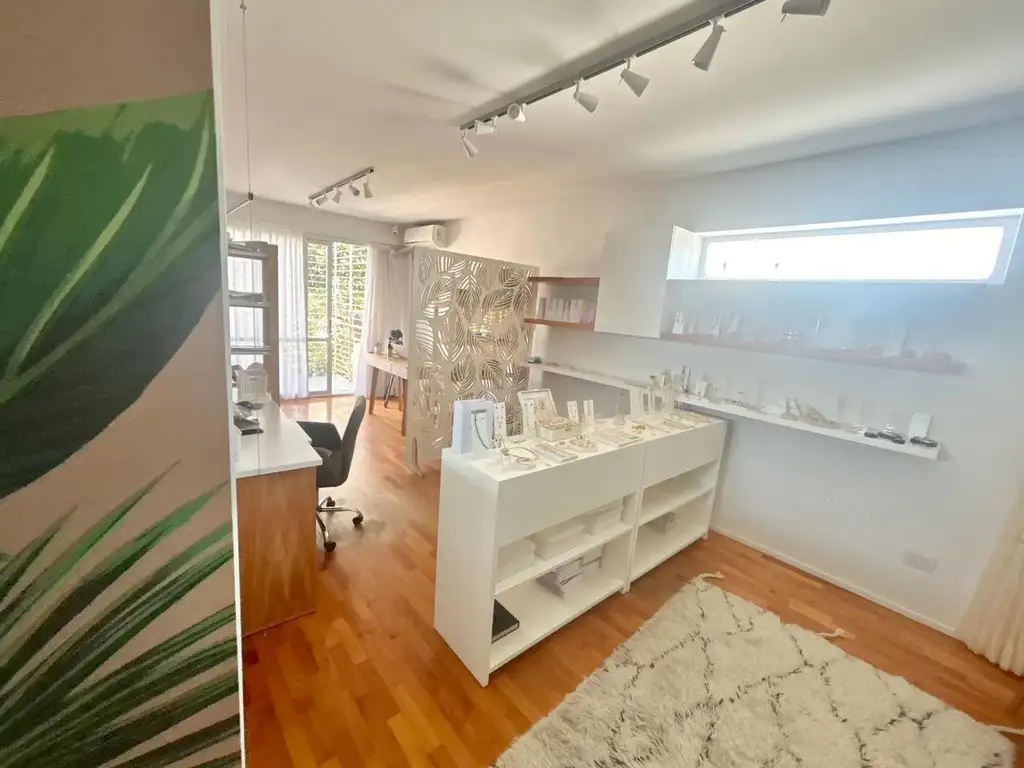 Monoambiente con balcón y jardín
