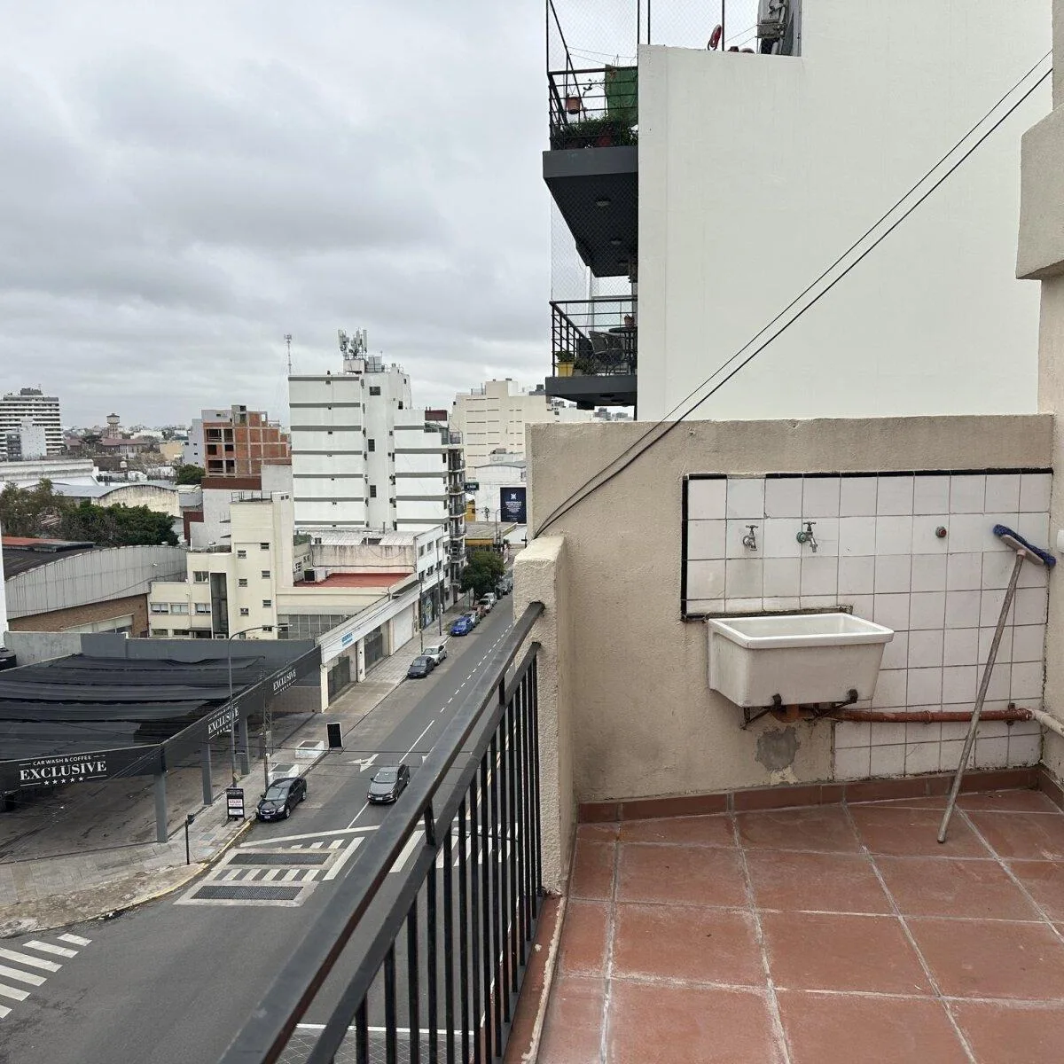 2 ambientes al frente con balcón