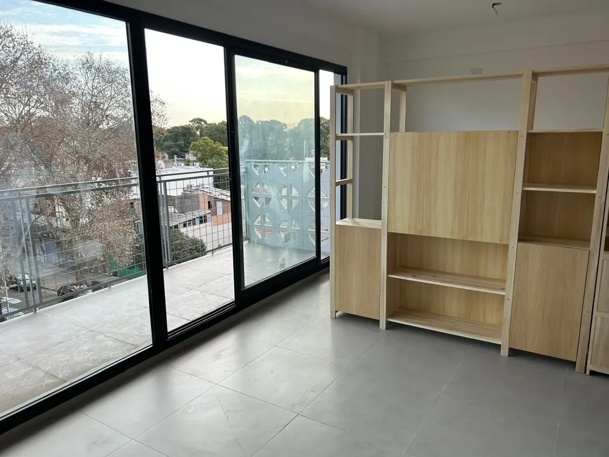 Monoambiente con balcón aterrazado