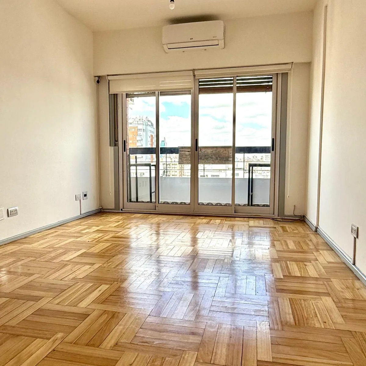 Piso 16 con balcón en Núñez
