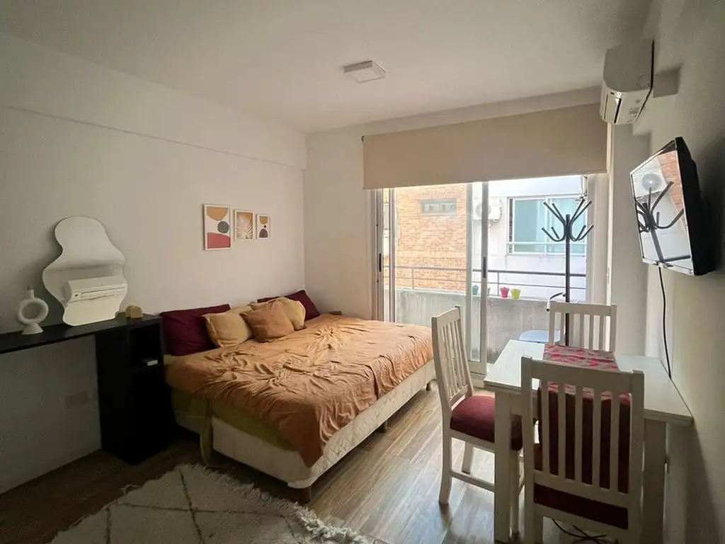 Monoambiente amoblado con balcón