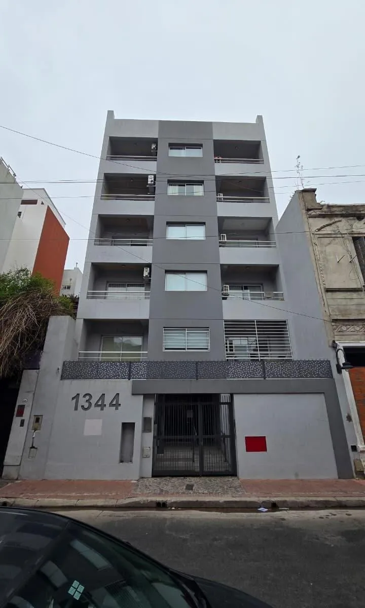 Monoambiente con dos patios