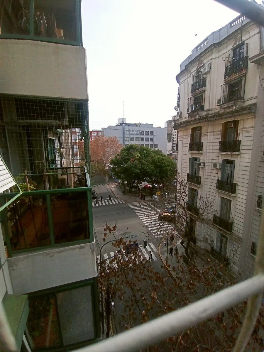 2 ambientes al frente con balcón