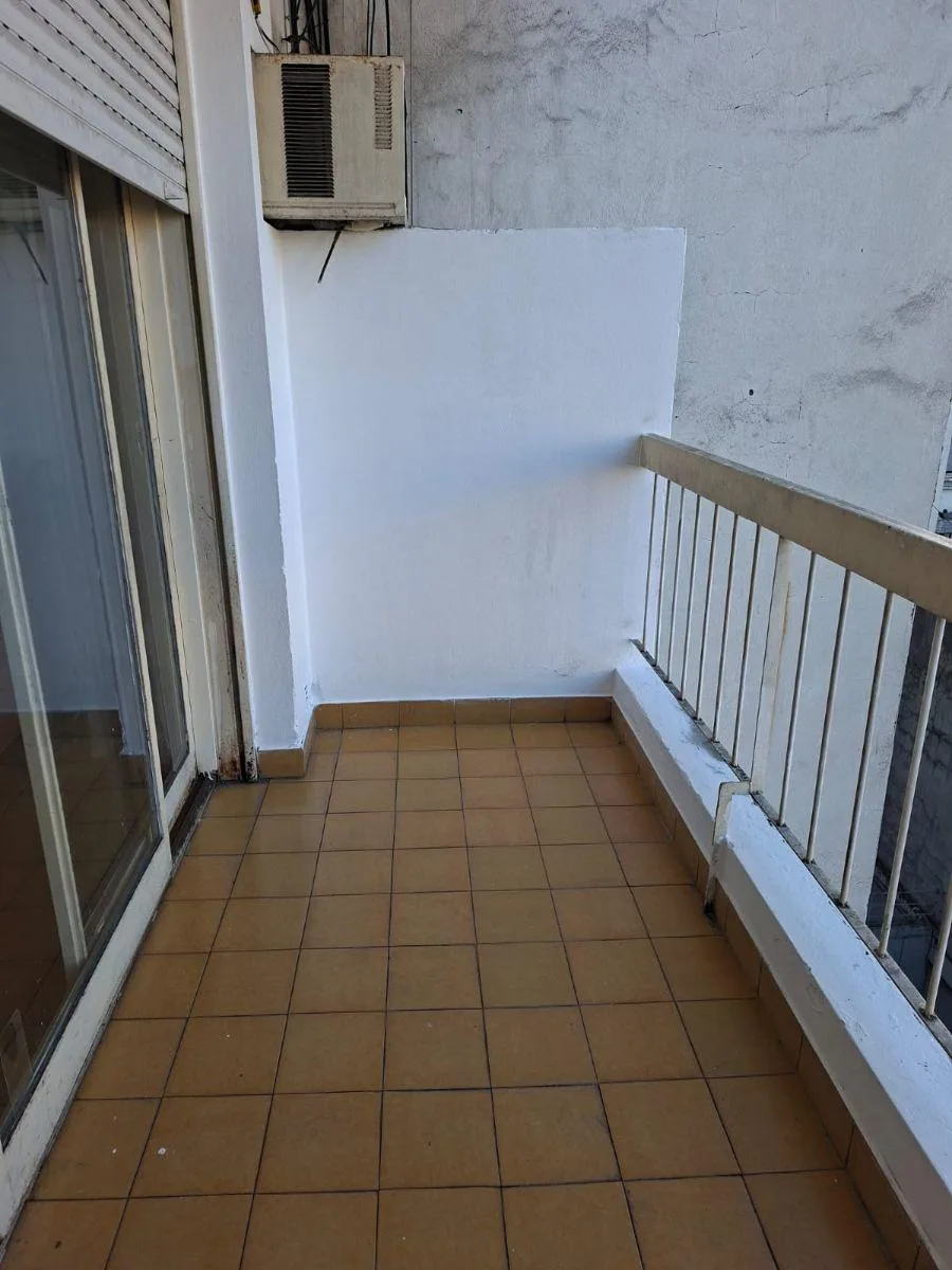 Ambiente con balcón y aire