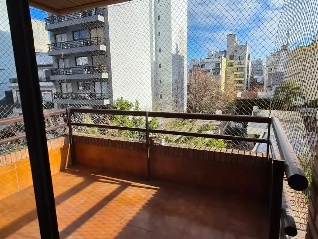 3 ambientes con balcón y cochera