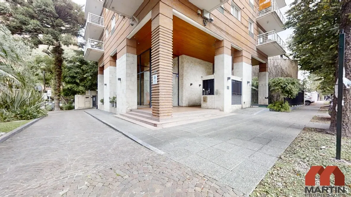 Departamento con balcón en L y pileta