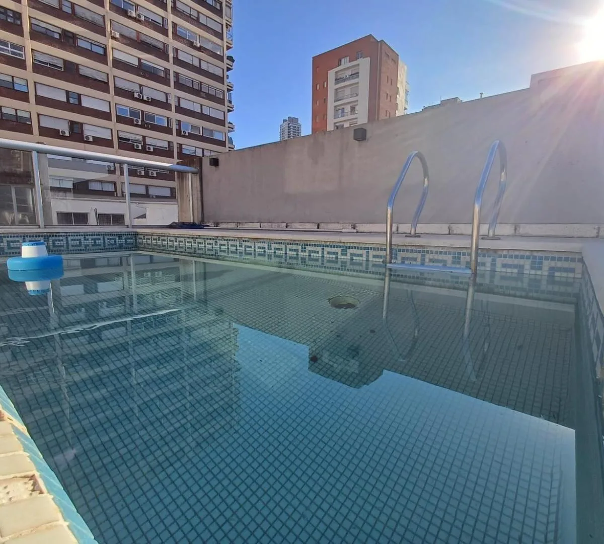 Monoambiente con balcón y pileta