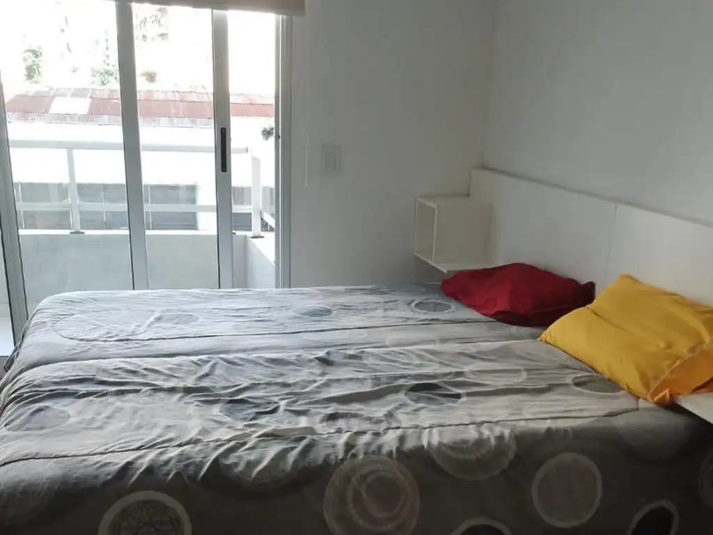 Monoambiente con balcón y parrilla
