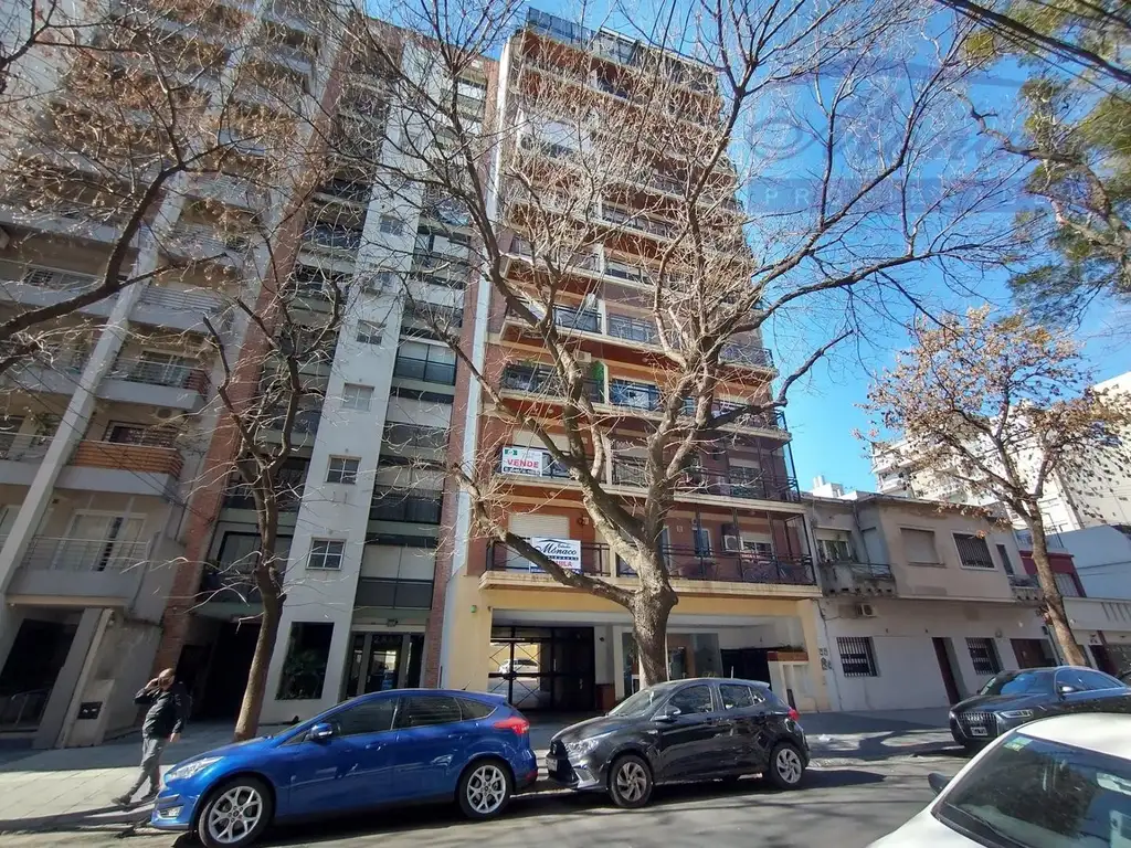 Monoambiente al frente con balcón