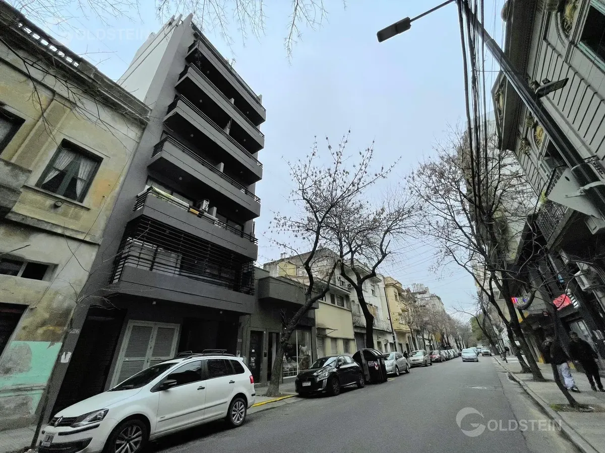 Estudio amoblado con balcón