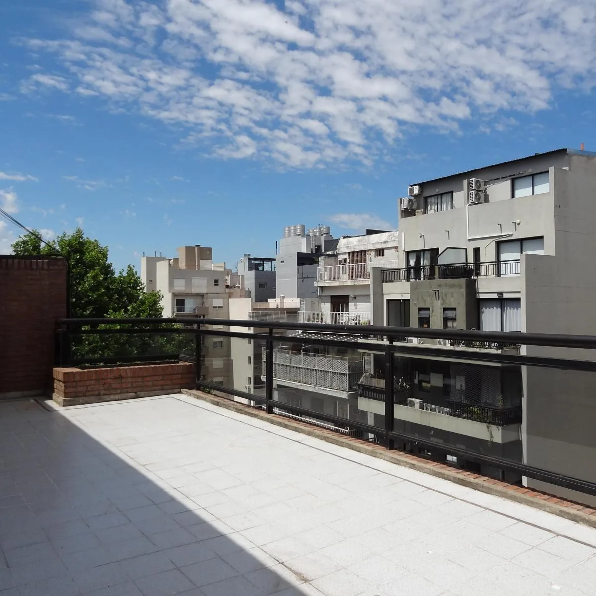 3 ambientes al frente con balcón terraza