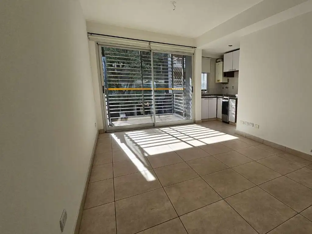 Departamento con balcón y patio
