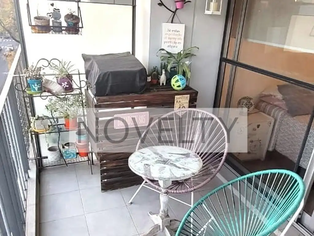 Monoambiente con balcón al frente