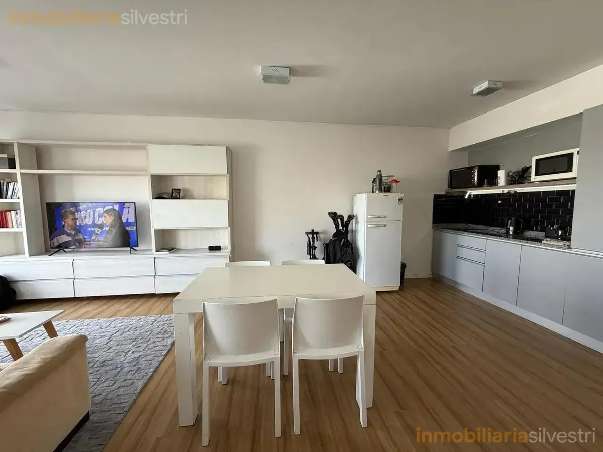 Monoambiente amoblado con balcón
