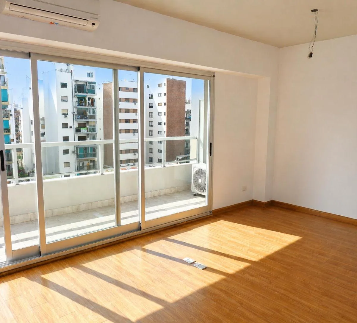 Monoambiente con balcón contrafrente
