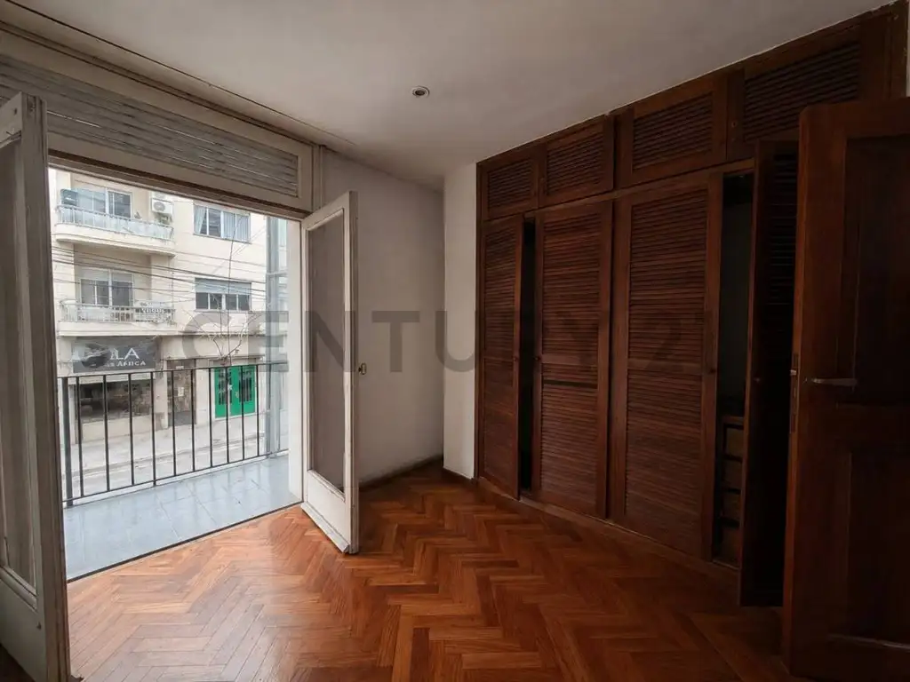 Recoleta con balcón y cocina separada