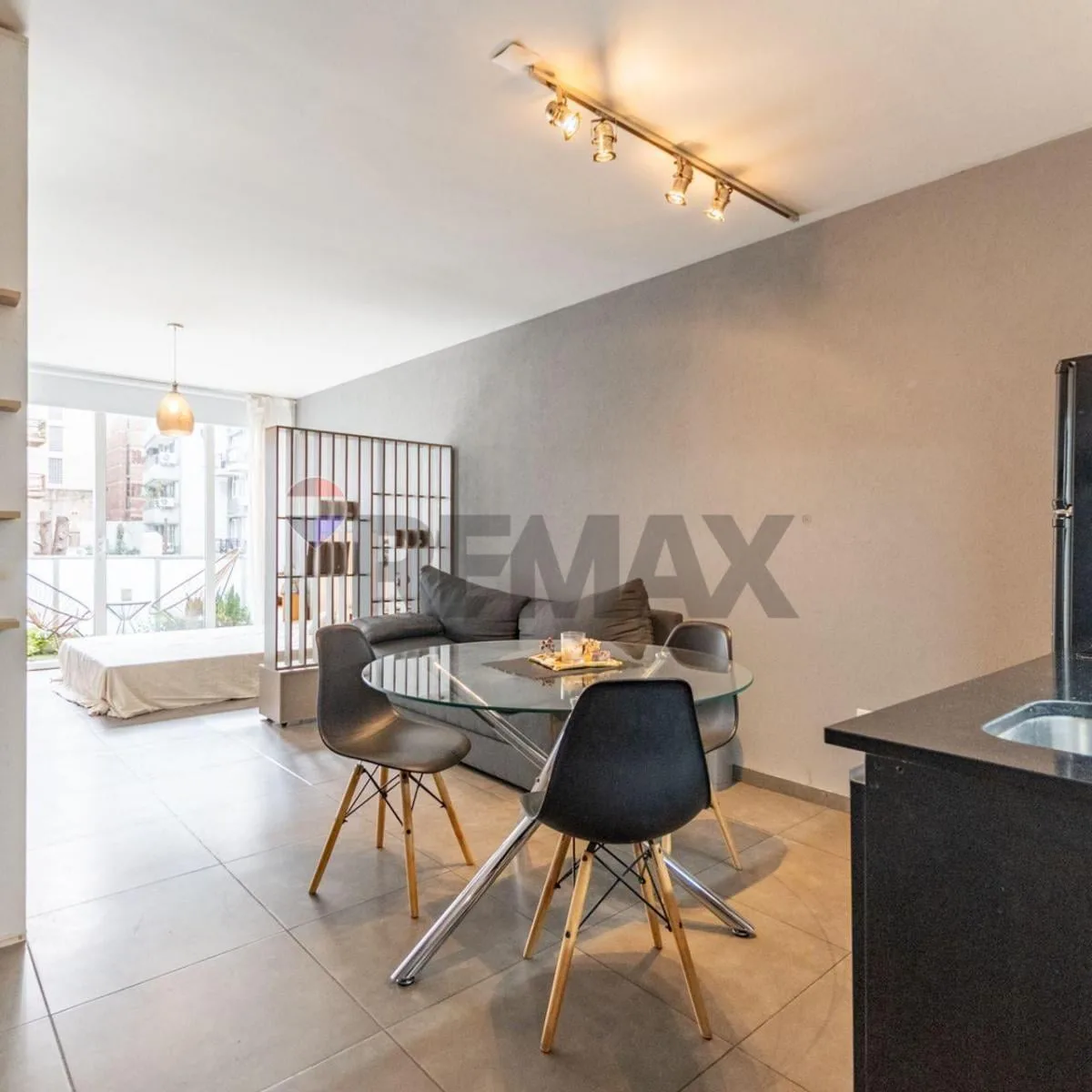Monoambiente con balcón y amenities