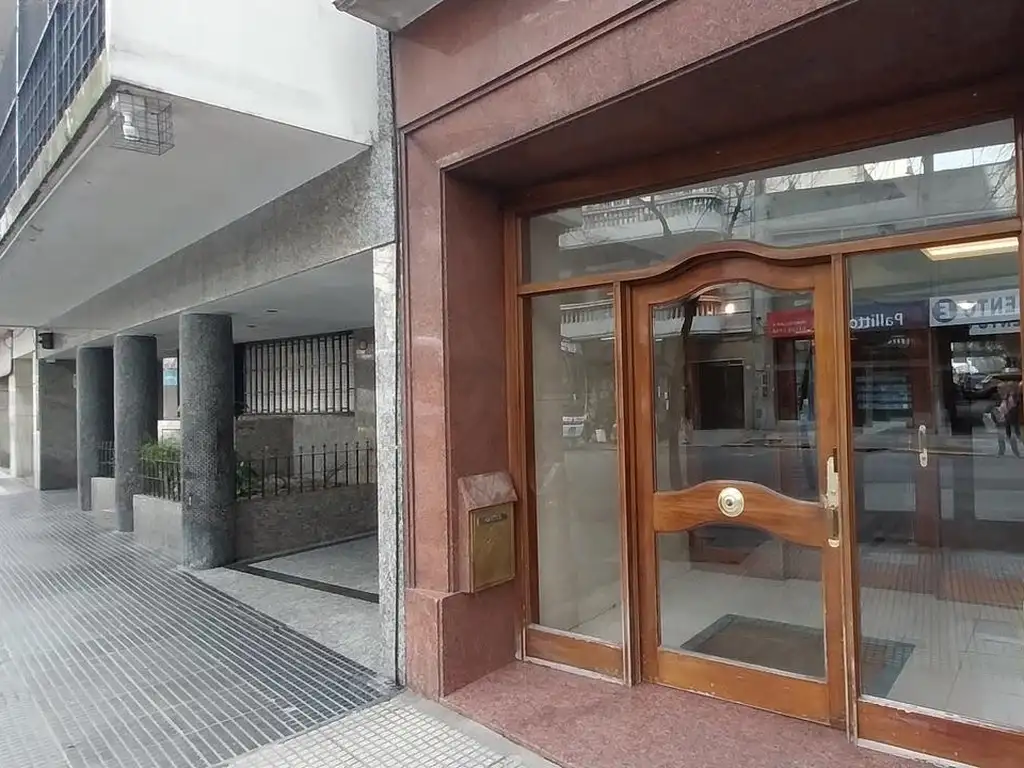 Departamento al frente con balcón