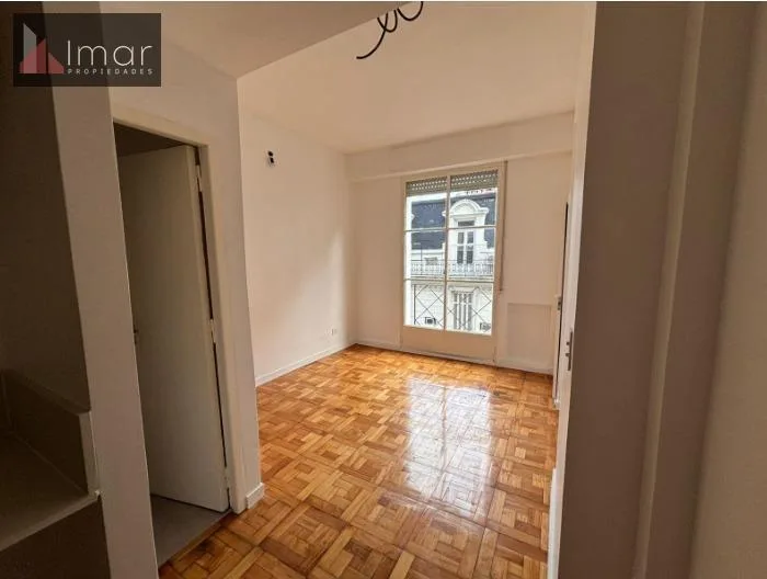 Monoambiente con balcón al frente