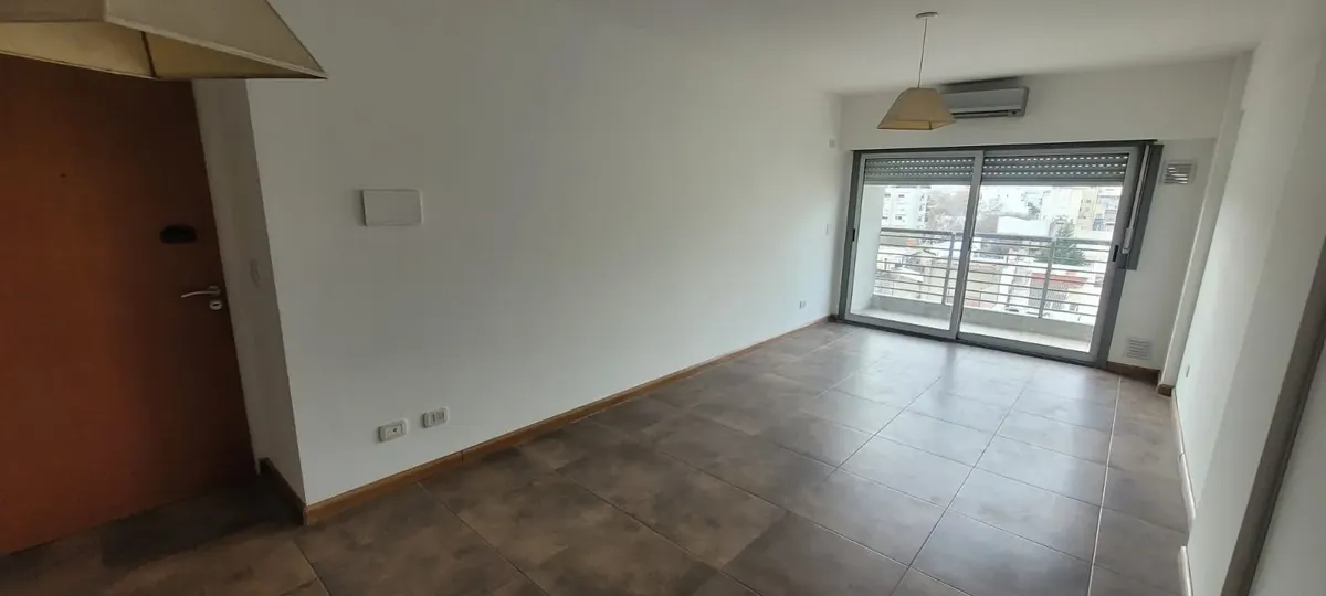 Monoambiente al frente con balcón