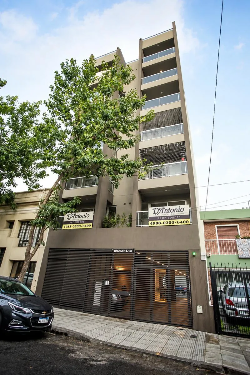 Monoambiente con balcón y solarium