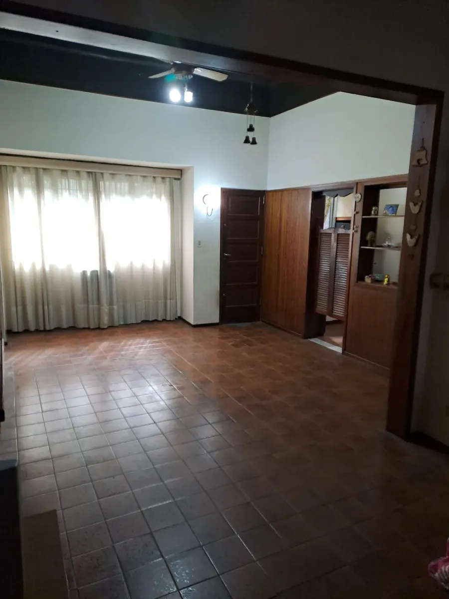 Casa Apto Comercial/profesional. Se Alquila Sola O Conjuntamente Con Local/deposito Lindero De 20 Mts.