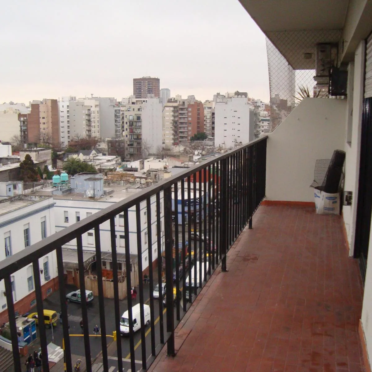 2 ambientes al frente con balcón