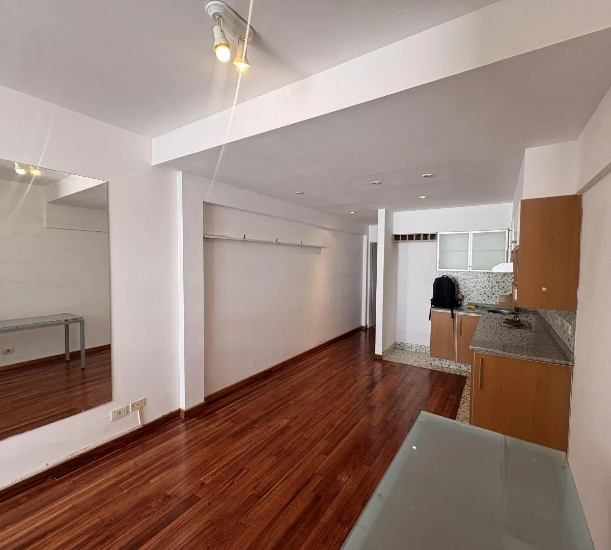 Departamento con balcón y pileta