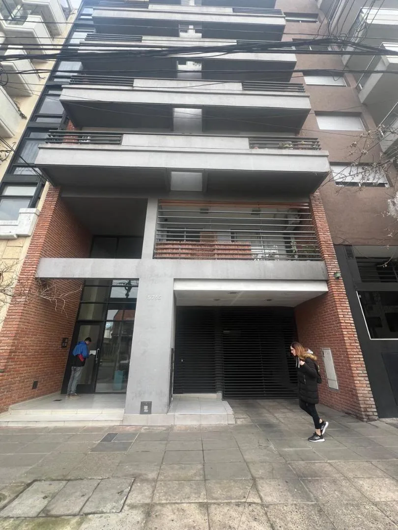 Espacioso Ambiente y Medio con Patio y Balcón