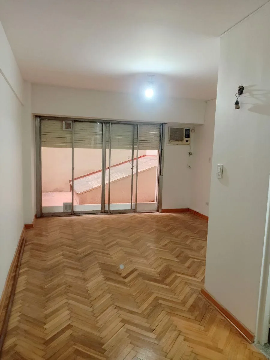 Monoambiente con patio y servicios centrales