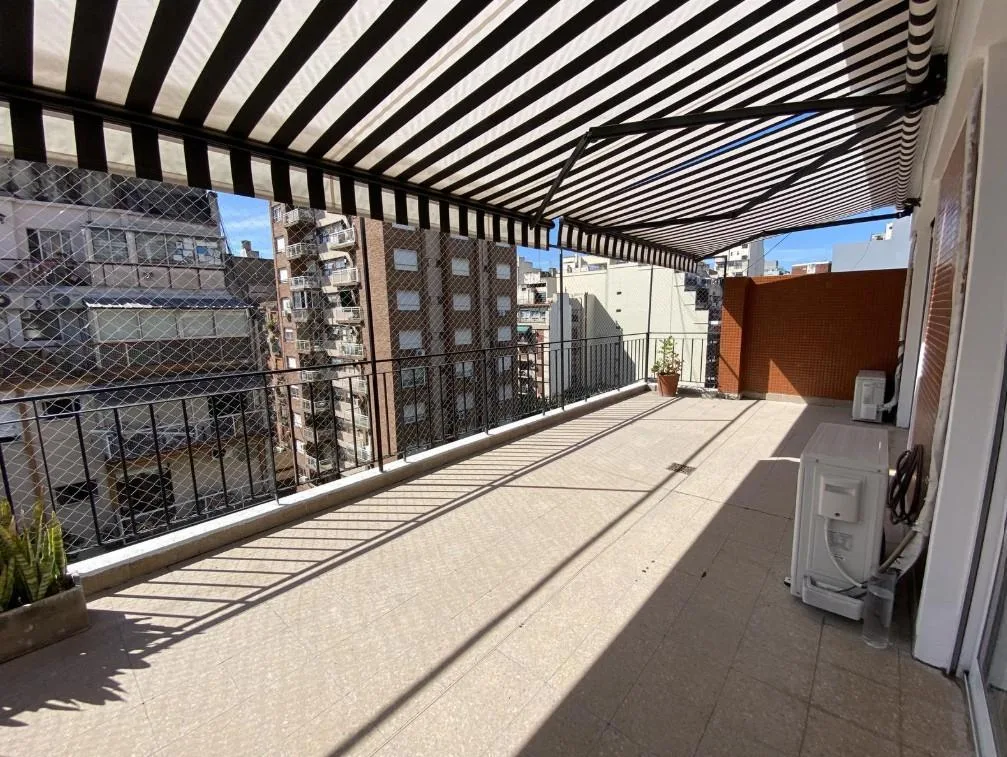 Departamento con balcón terraza