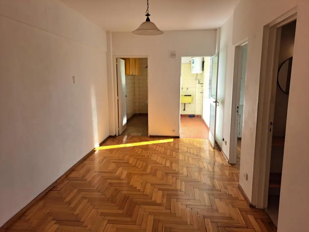 Departamento con balcón lateral