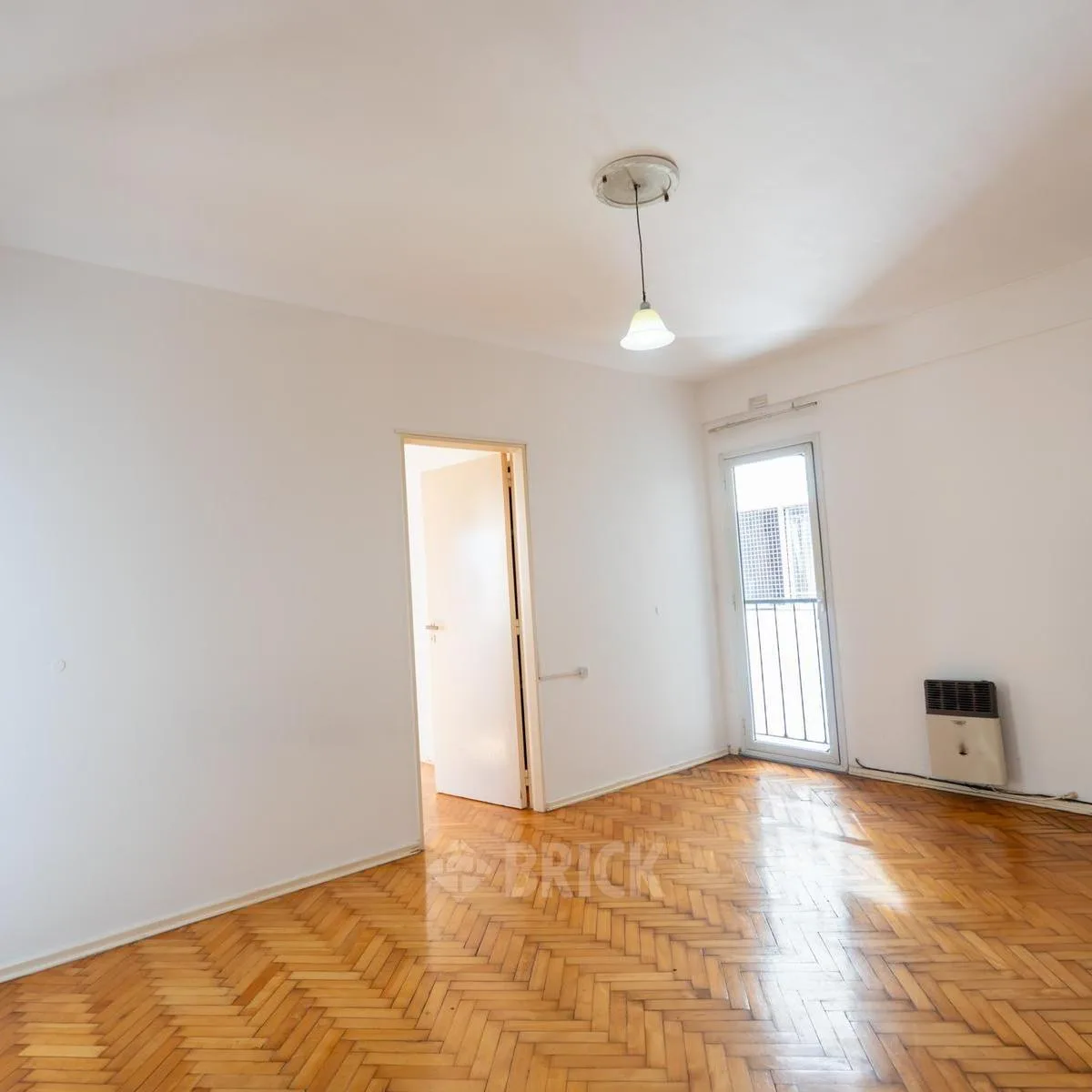 34 м² паркет, вид на улицу