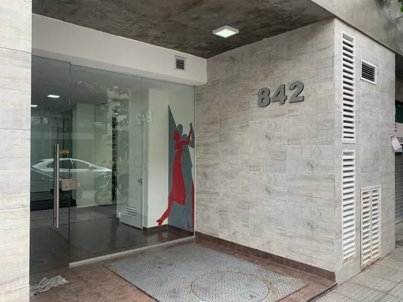 2 ambientes con balcón al frente