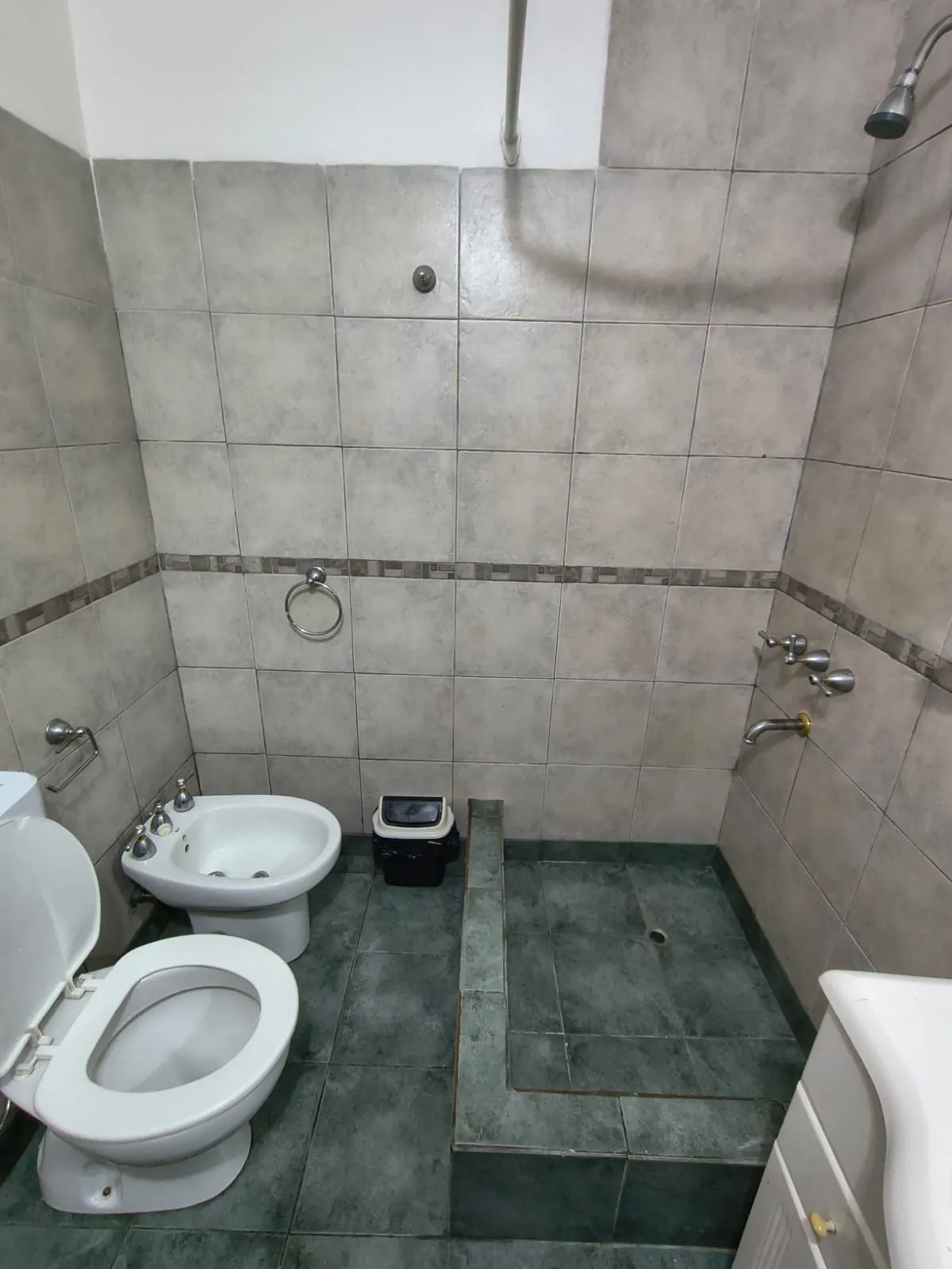 Baño con ducha y azulejos