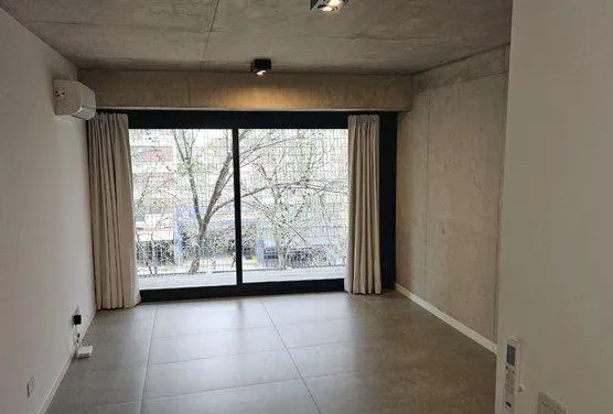 Monoambiente con balcón al frente