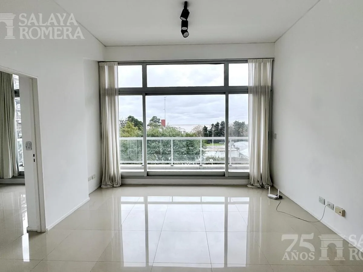 Departamento con balcón en Puerto de Olivos