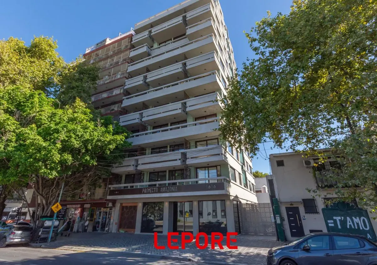 Departamento con balcón y piscina