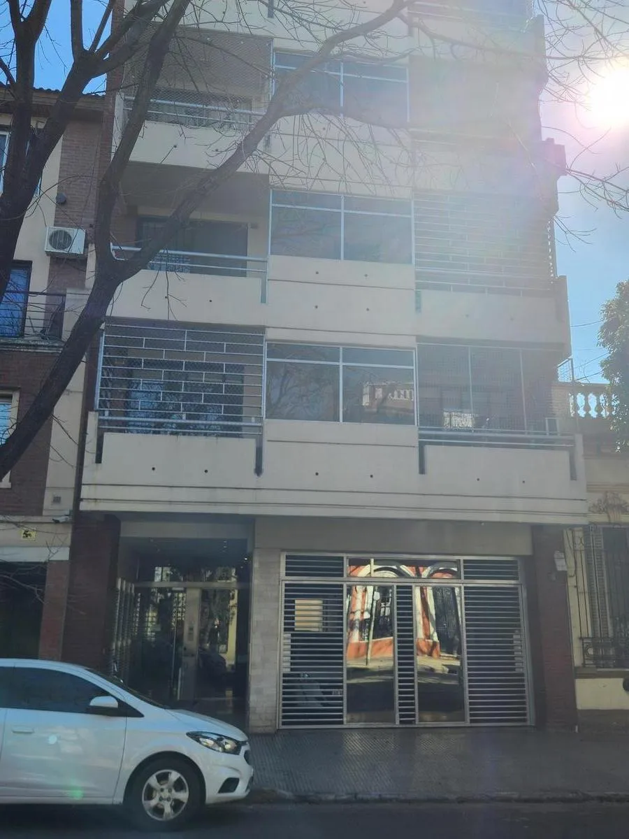 Departamento al frente con balcón