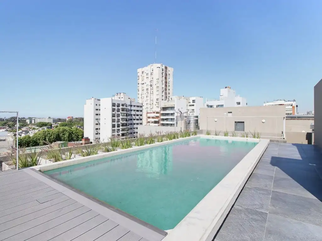 Monoambiente con balcón y pileta