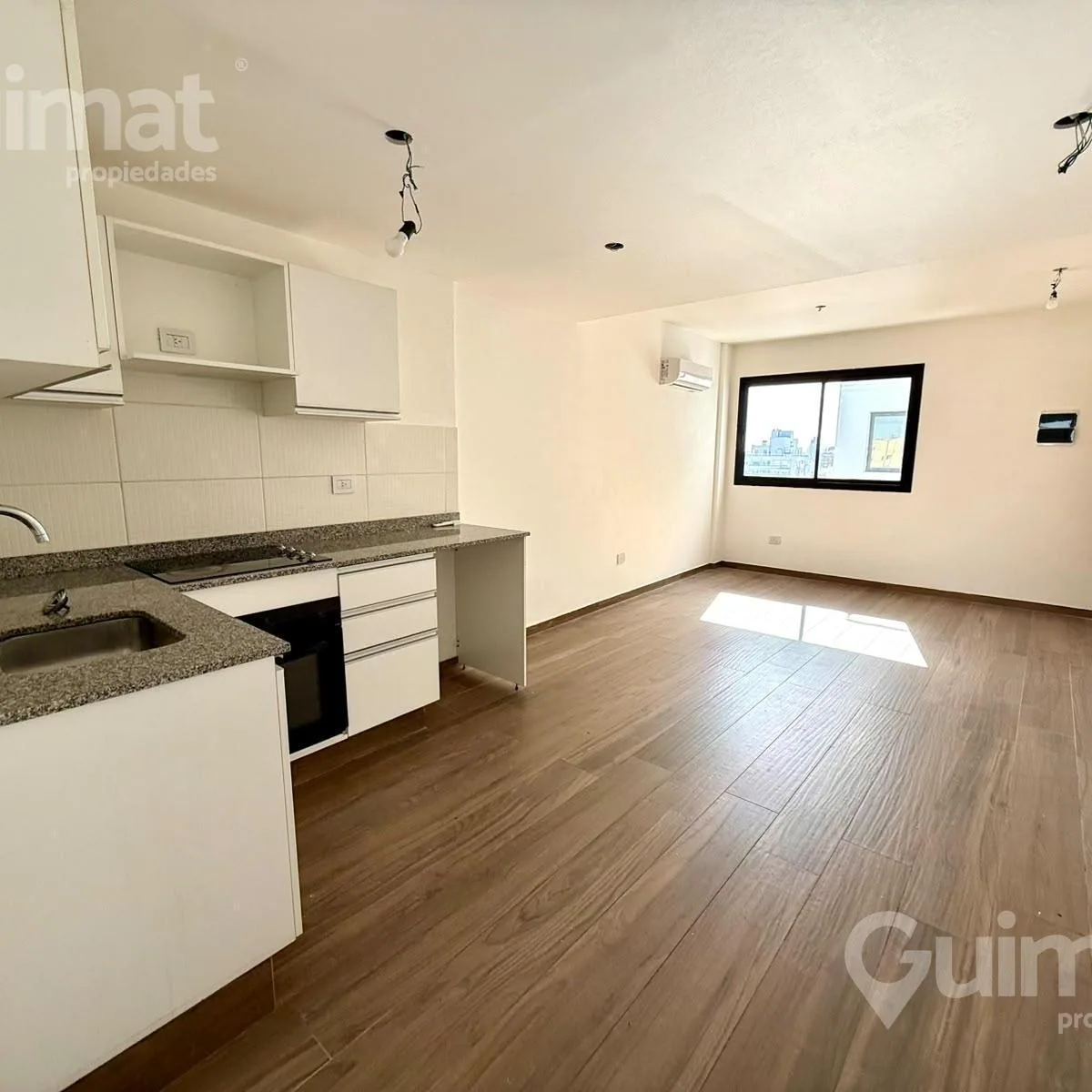 Piso 13 con balcón y amenities