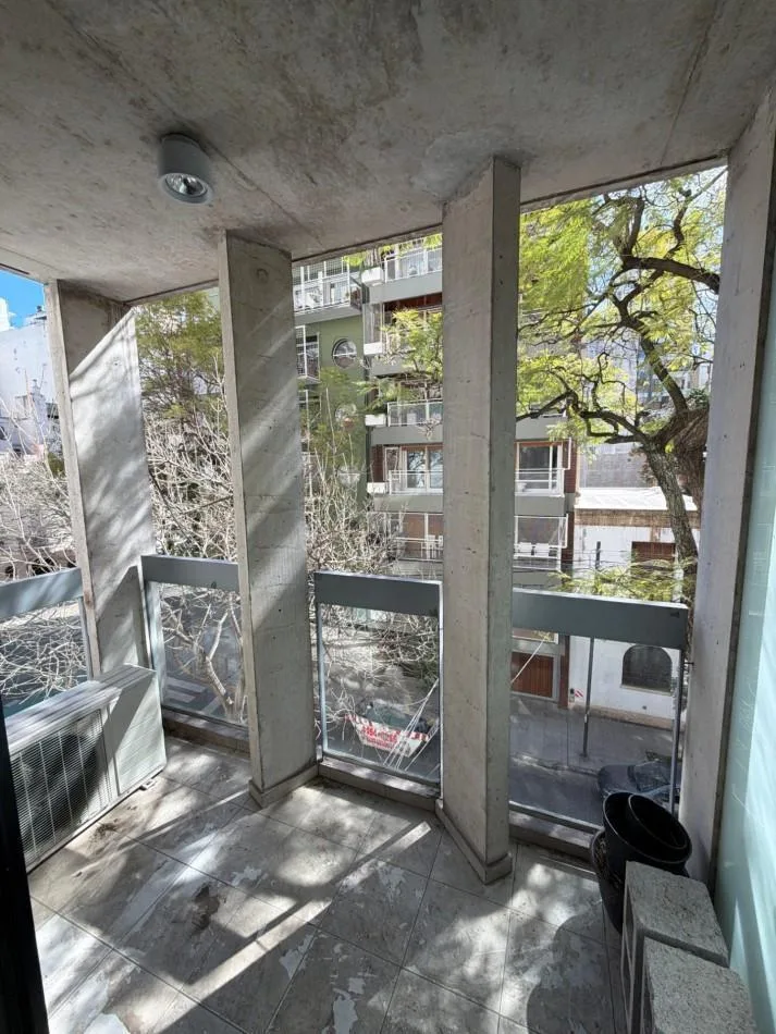 Monoambiente al frente con balcón